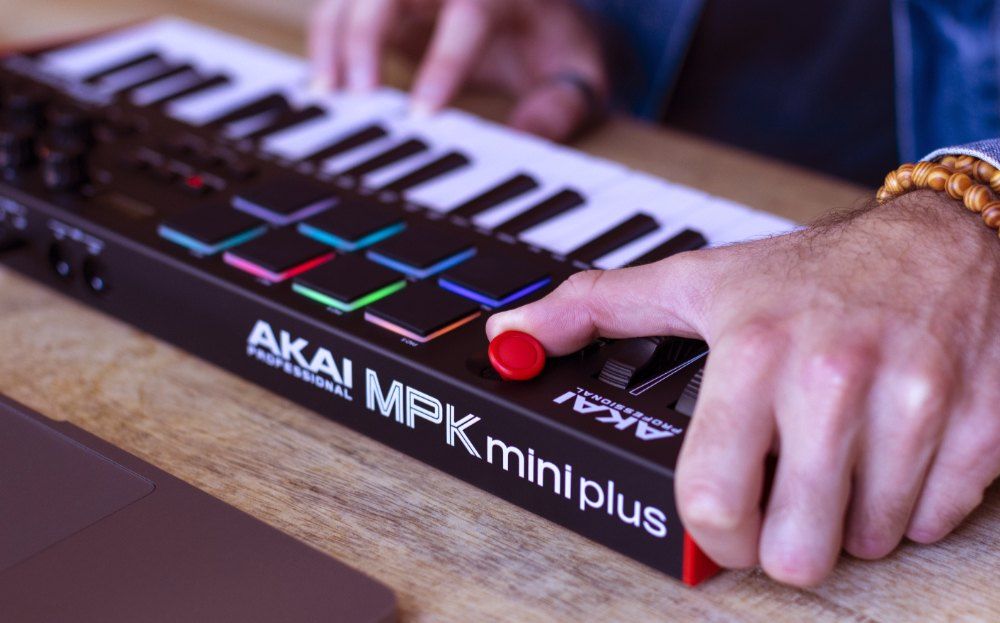 AKAI MPK MINI PLUS переназначение элементов управления транспортом в Logic PRO X